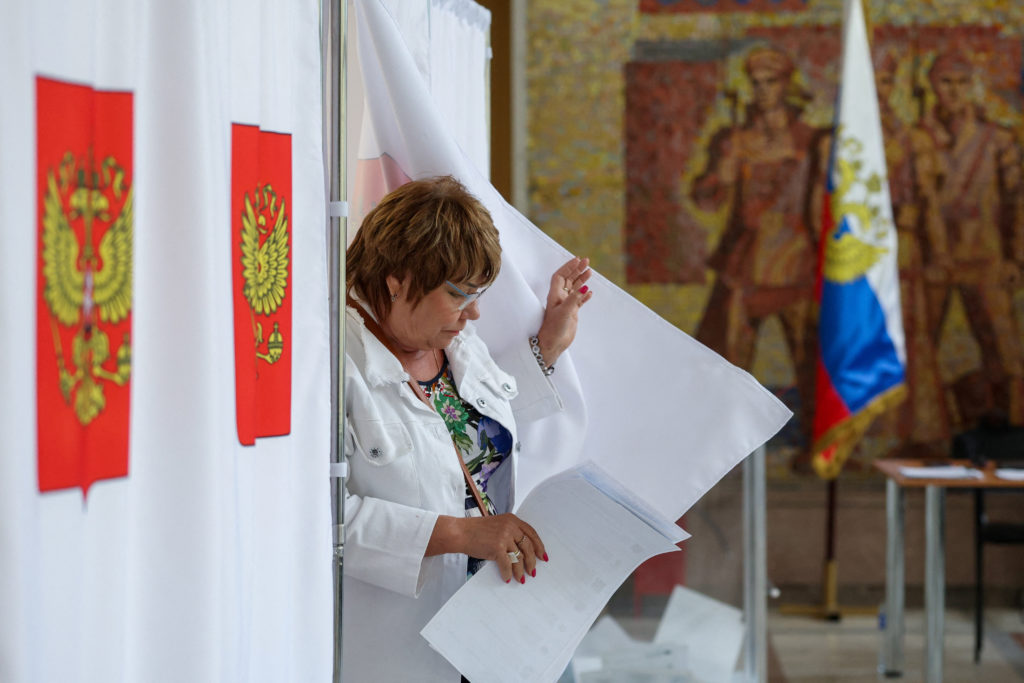 Russian Election Observer Loses Consciousness During Police Arrest, Yabloko Party Says